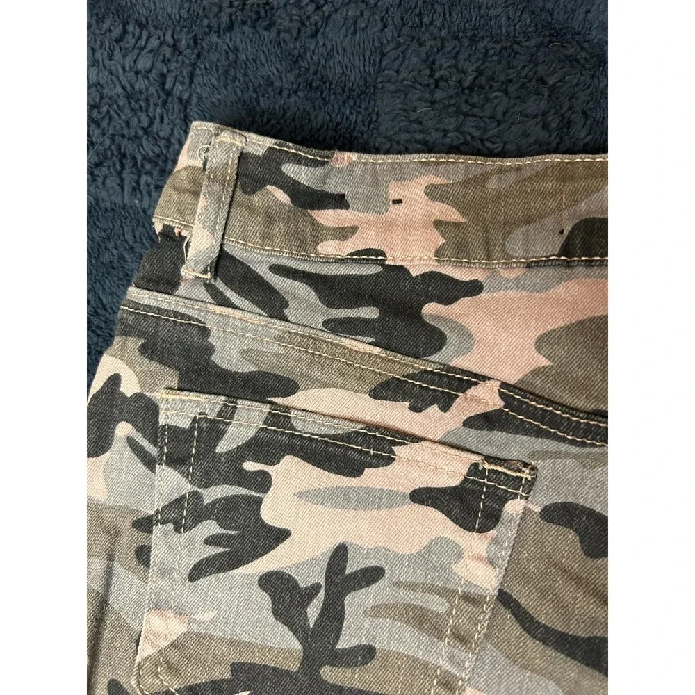 Almost Famous Shorts Women Size 5 Camo Super High Rise Frayed Hem 5‎ Pockets